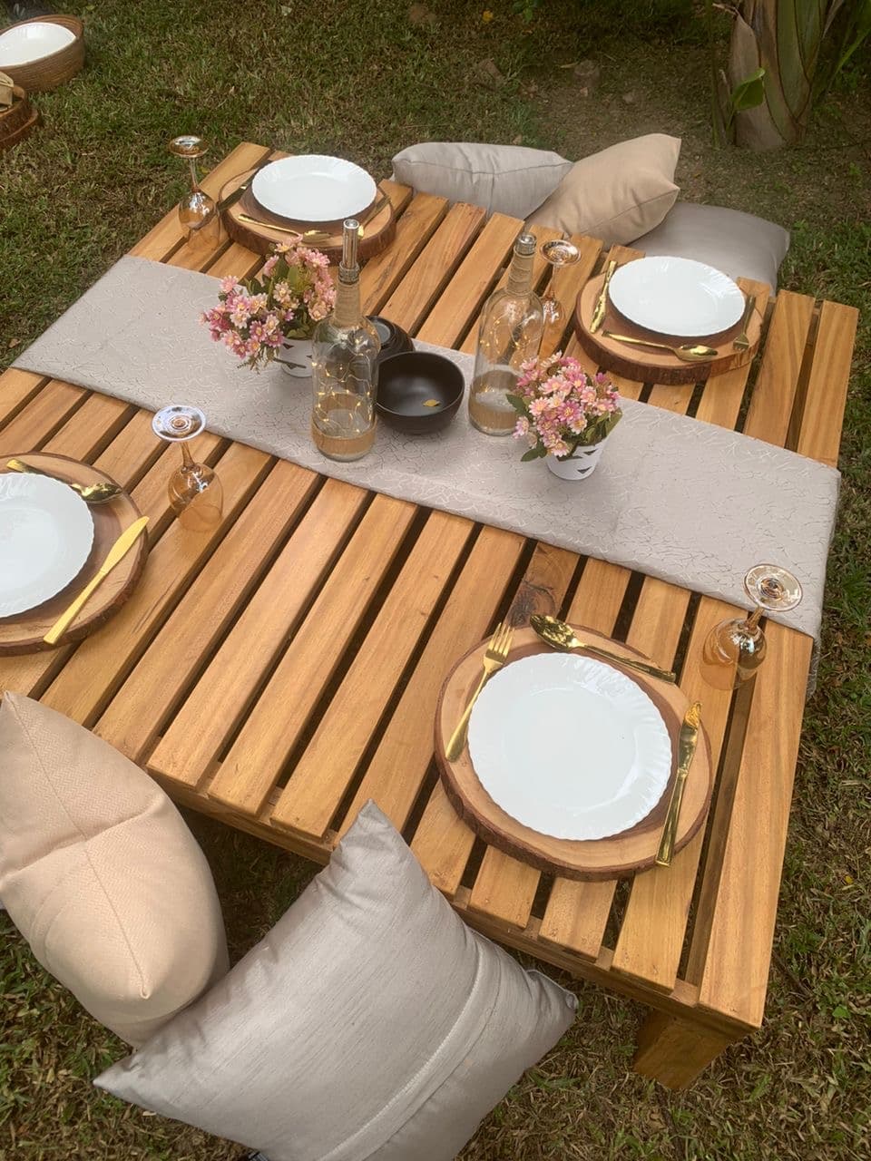 Green picnic laid out on the lawn at Ampumuzza